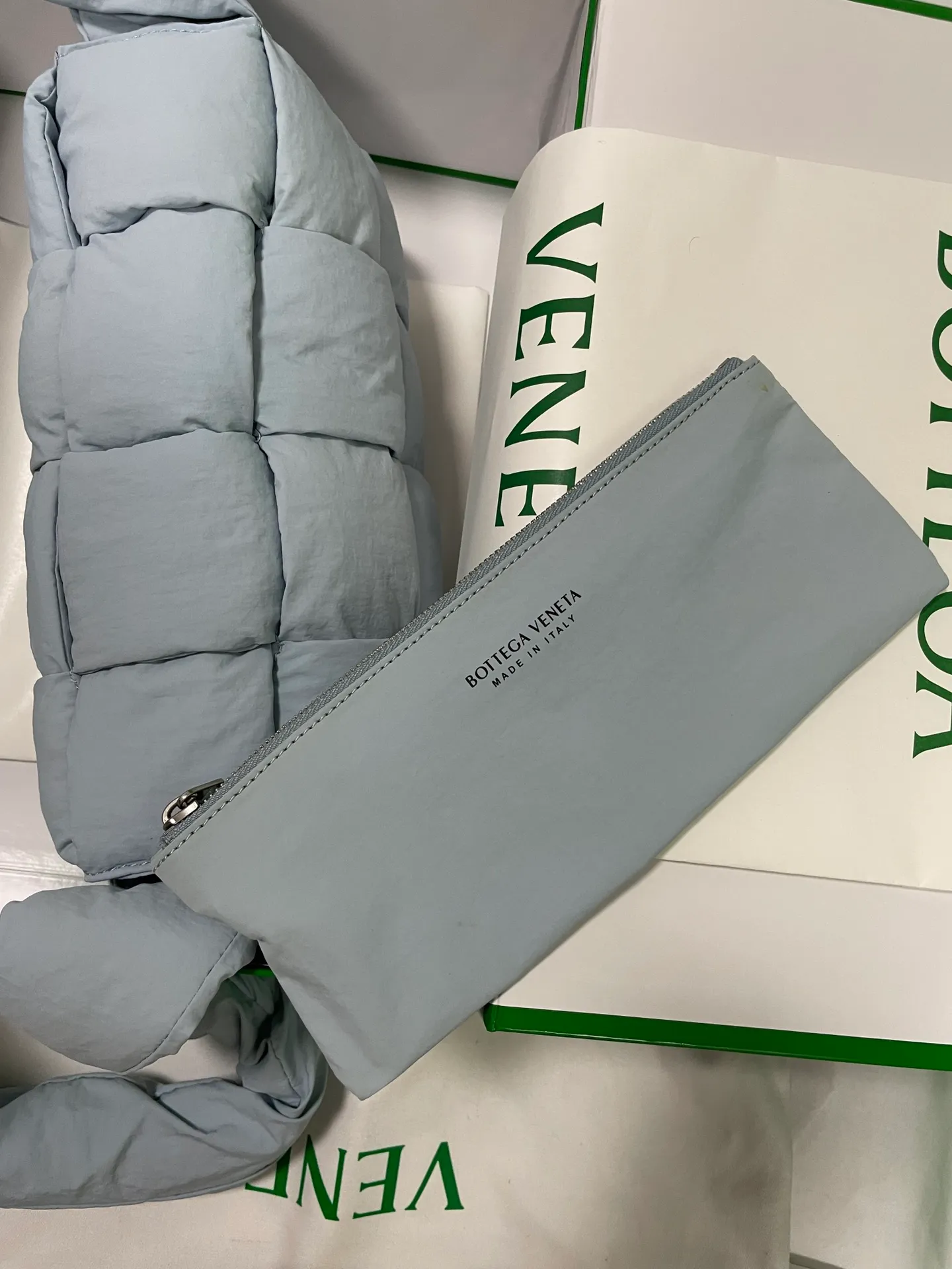 #𝐂𝐀𝐒𝐒𝐄𝐓𝐓𝐄 Nylon tofu tofu bag This Cassette is so cute, its cute appearance does not affect its practicality and the capacity is good! The fabric is low-key and very textured, suitable for daily wear with casual wear. The cross-woven design of the wide cloth is really stunning. The bag has a puffy shape and feels like a piece of tofu. It can be worn on one shoulder, cross-body or as a waist bag. You can also adjust the shoulder strap to the size of the bag under the armpit, so you can have it all! S30x15cm【8951#】